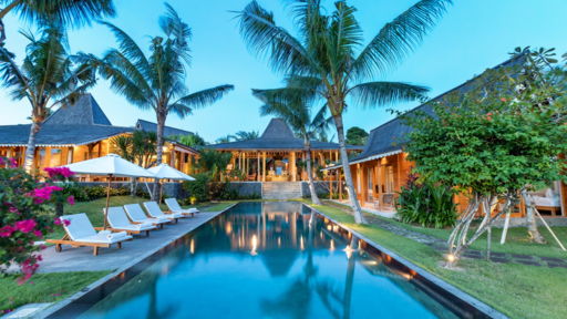 Mannao Estate Swimming pool 2