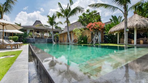 Mannao Estate Swimming pool 2