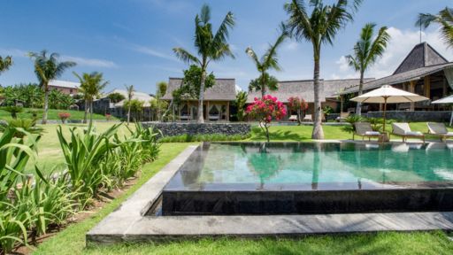 Mannao Estate Swimming pool 2