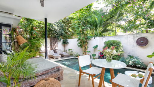 Villa Lora Dining area