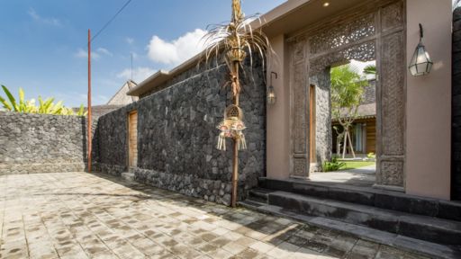 Villa Mannao Parking